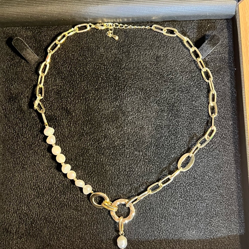 Elegant Gold Tone and Pearl Necklace